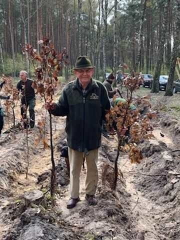 Migawka z akcji sadzenia drzew w leśnictwie Balczewo. Na zdjęciu Władysław Jakubowski, były prezes koła nr 52