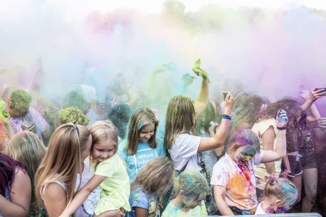 Obrzucanie się kolorowymi proszkami holi nie jest już żadną nowością. Zabawa od lat zyskuje na popularności w naszym kraju. W Poznaniu okazja do kolorowego szaleństwa nadarzyła się w czwartkowe popołudnie na Polanie Harcerza nad Maltą. Zobacz zdjęcia -----> 