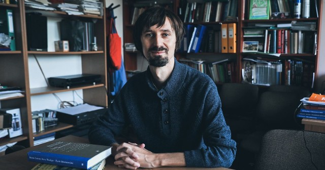 Dr Tomasz S. Markiewka jest absolwentem filologii polskiej oraz filozofii na UMK.
