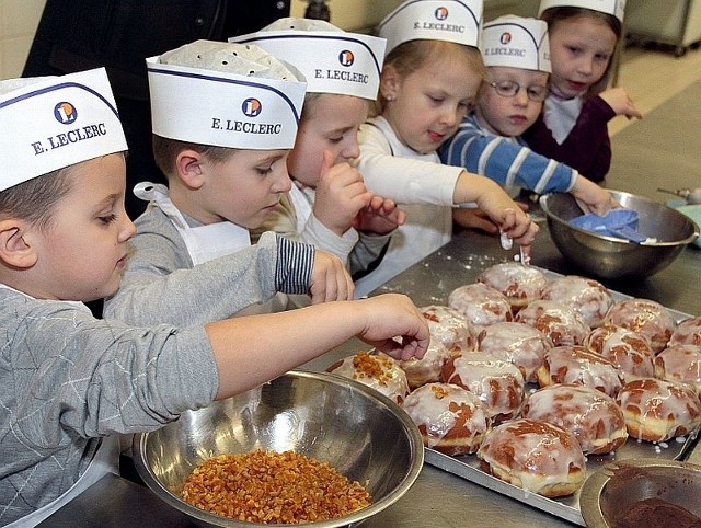 Sześciolatki uczestniczyły w przygotowywaniu pysznych pączków w piekarni hipermarketu E.Leclerc.