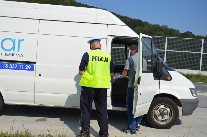 Wielka Wieś. Nietypowy patrol drogówki. Policjantom towarzyszył ksiądz [ZDJĘCIA]