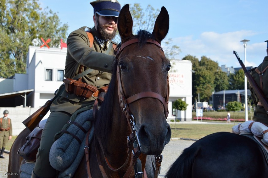 Lubliniec: Marsz Niepodległościowy. Wojsko polskie z Józefem Piłsudskim na czele przeszło ulicami miasta. Było jak w 1918 roku [ZDJĘCIA]