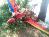 Wypadek lotniczy w Pińczowie. Motolotniarz uderzył w drzewa (ZDJĘCIA)