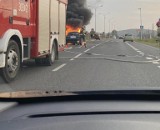 Pożar samochodu na ulicy Krakowskiej w Kielcach. Były poważne utrudnienia na drodze. Zobacz zdjęcia