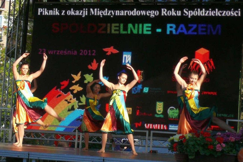 Tańczy zespół "Pasja” ze Spółdzielczego Domu Kultury.