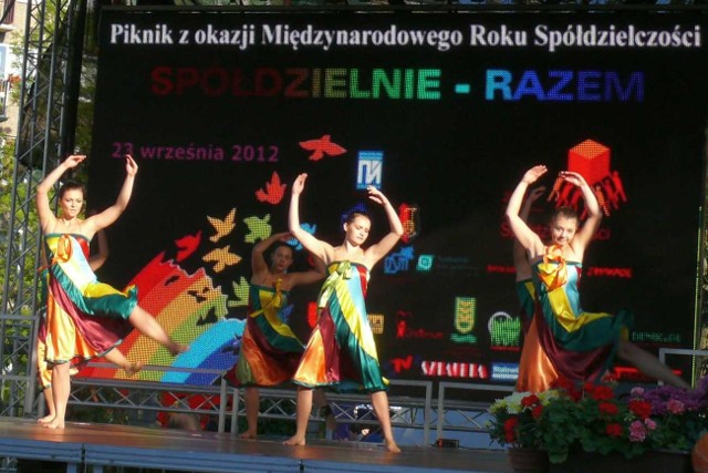 Tańczy zespół "Pasja&#8221; ze Spółdzielczego Domu Kultury.