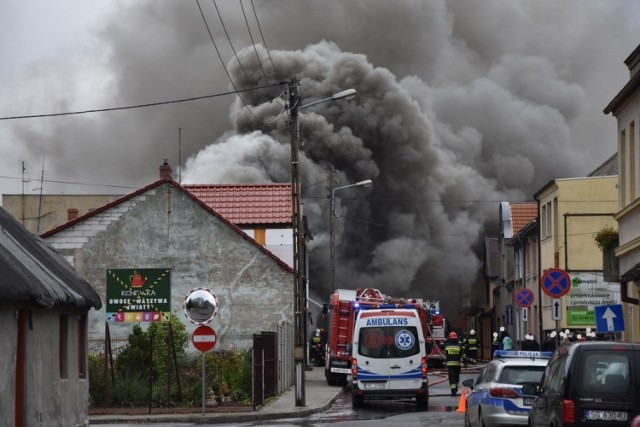 Jedenaście zastępów straży pożarnej walczy z pożarem domu, który wybuchł w poniedziałek, 28 października o godzinie 9.40. Pali się dom przy ul. Wittmanna w miejscowości Lwówek w powiecie nowotomyskim. Zobacz więcej zdjęć ---->