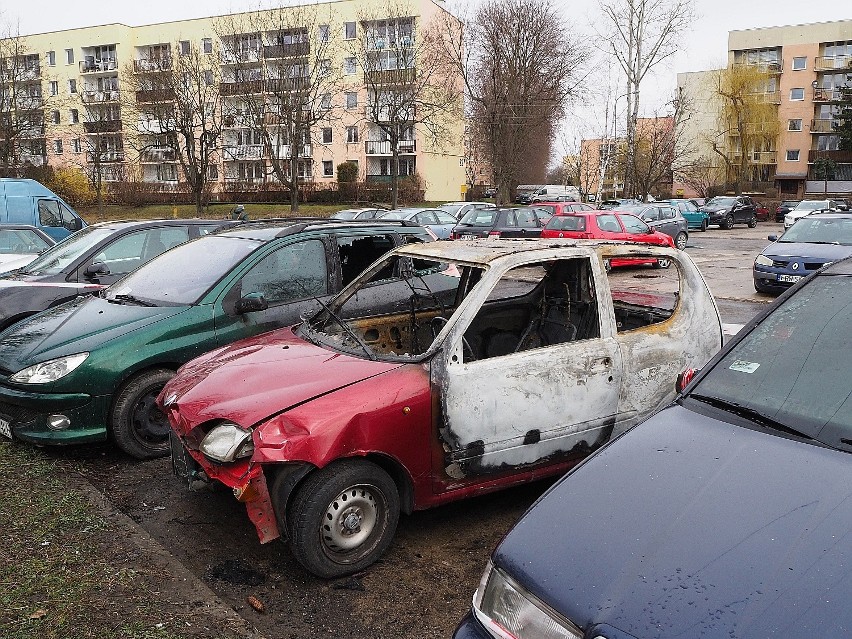 Łódź: ktoś znowu podpalił zaparkowane samochody! Fiat seicento doszczętnie spłonął...