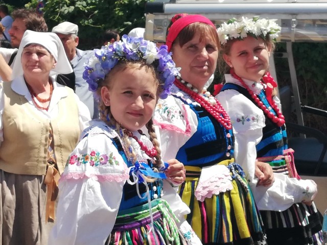 Zdobywczynie I miejsca na 56. Ogólnopolskim Festiwalu Kapel i Śpiewaków Ludowych w kategorii „Mistrz i uczeń”: Maria Siwiec (w środku), Lena Popińska (z lewej) i Agata Korycka.