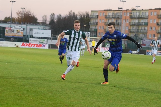 Z lewej Damian Michalik (Olimpia Grudziądz)