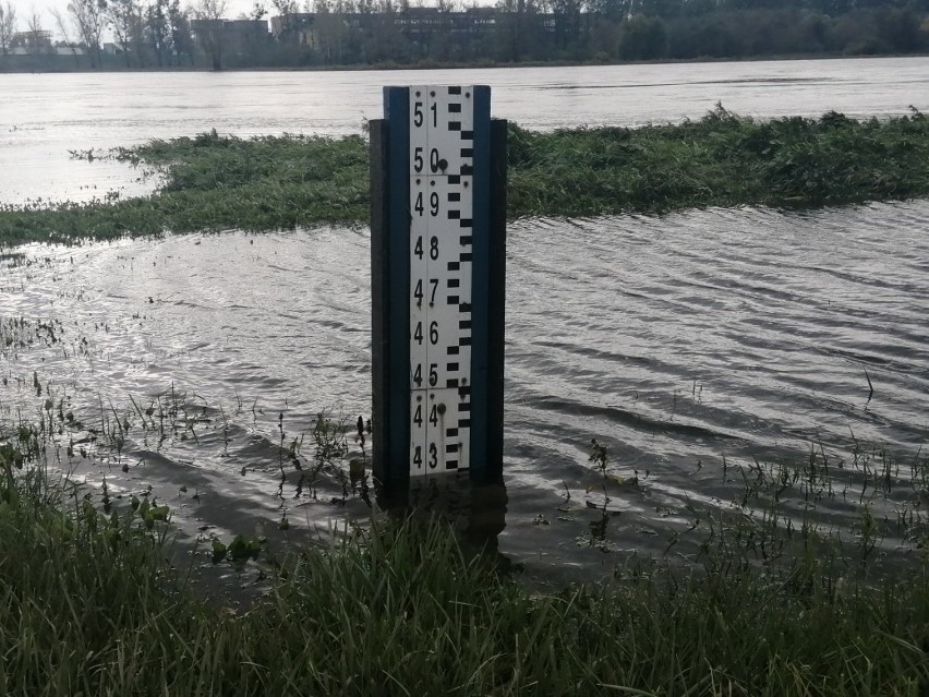 Stan wody w Wiśle na odcinku w Sandomierzu opada i jest...