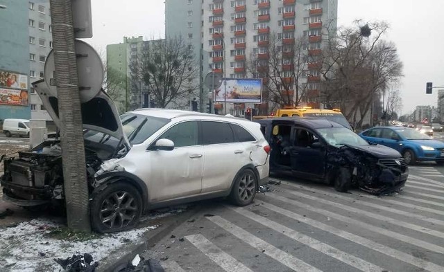 W środę na skrzyżowaniu ul. Dmowskiego z Hetmańską w Poznaniu doszło do zderzenia dwóch samochodów osobowych. Jedna osoba została ranna. Przejdź do kolejnego zdjęcia --->