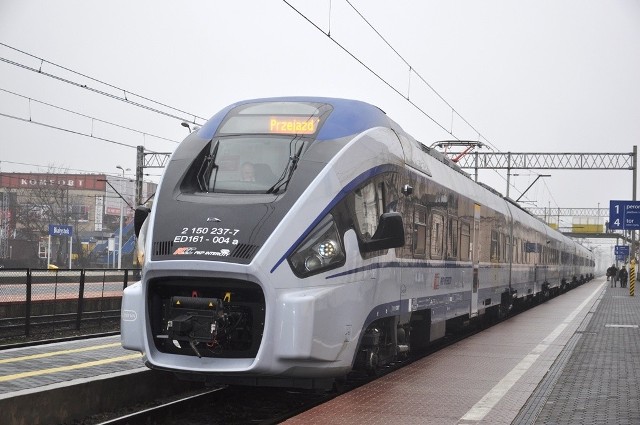 Pociąg Pesa DART to jedna z opcji podróży koleją na trasie Białystok - Warszawa
