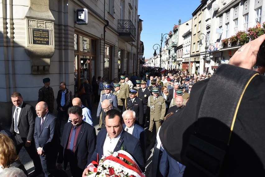 Nowy Sącz. Tłumy sądeczan na powtórnym pochówku gen. Bronisława Pierackiego