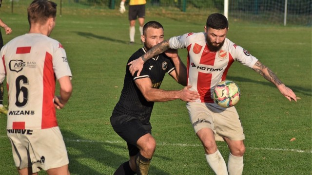 Beskid Andrychów (biało-czerwone koszulki) jest jedną z drużyn zagrożonych spadkiem