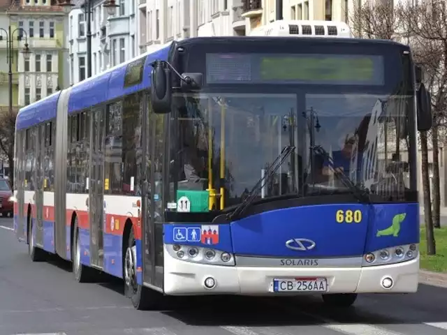 Pan Bartek z Fordonu czekał w nocy na autobus, który nie przyjechał. Rano takie sytuację również się zdarzają, ale są mniej uciążliwe dla pasażerów.