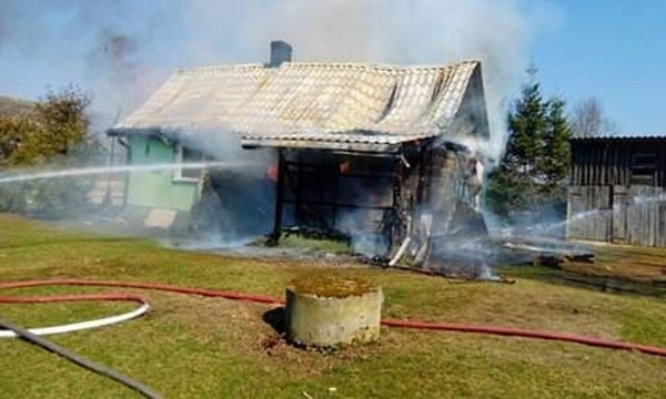 Osiem zastępów przez kilka godzin prowadziło w niedzielę akcję gaśniczą w miejscowości Kownatki w gminie Radziłów, gdzie doszło do pożaru budynku mieszkalnego. Budynek spłonął niemal doszczętnie, na szczęście nikomu nic się nie stało.