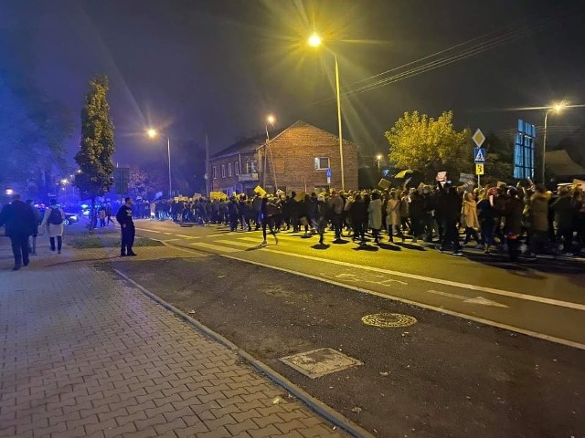 W środę na ulicach Radomia znów pojawiły się kobiety, które protestowały przeciwko ostatniej decyzji Trybunału Konstytucyjnego dotyczącego zakazu aborcji z powodu trwałego uszkodzenia płodu. Zobaczcie zdjęcia z tego wydarzenia!