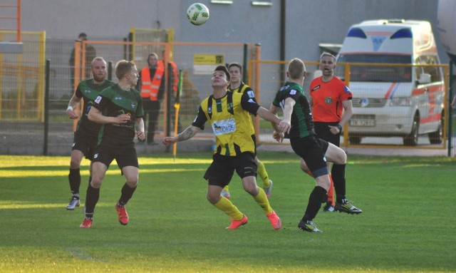 Wychowanek Siarki Tarnobrzeg Jakub Głaz (w środku) zapewnił w sobotę swojemu klubowi trzy punkty w meczu z Wisłą Puławy.