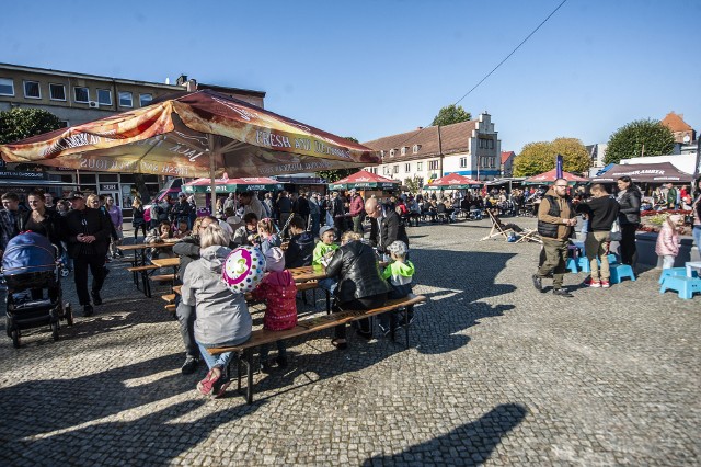 Na placu kardynała Stefana Wyszyńskiego w Sławnie trwa I Festiwal Smaków Food Trucków.