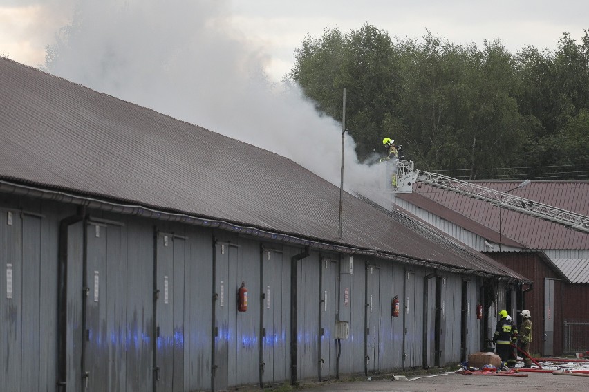 Pożar wybuchł w hali przy ul. Legionów w Wólce Kosowskiej