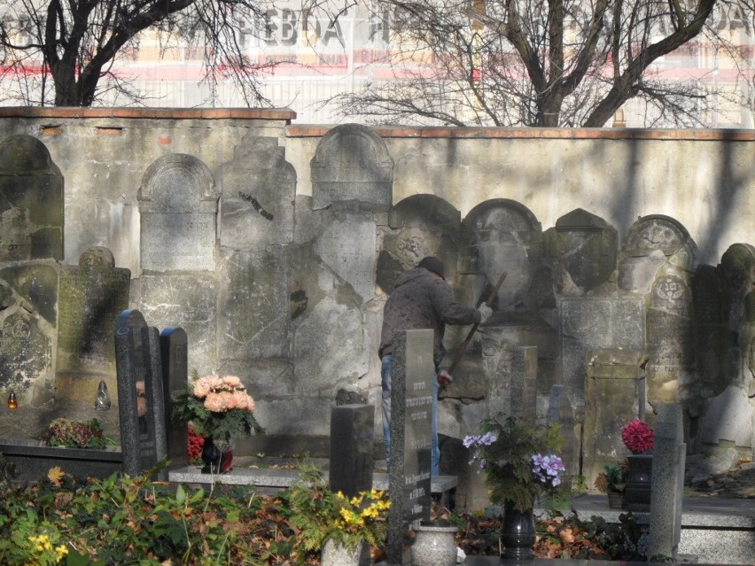 Bytom: Więźniowie sprzątają żydowski cmentarz. Można zobaczyć efekty