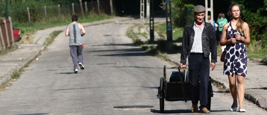 Julia Pietrucha i Krzysztof Kiersznowski na jednej z ulic...