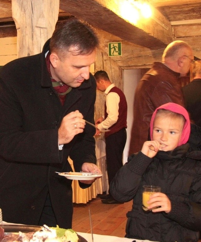 Jacek Kowalczyk prubóje namówić córkę na skosztowanie sernika.