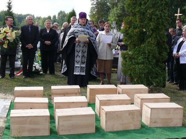 Szczątki dwudziestu ośmiu ciał złożono do dwunastu półtrumien, odmówione zostały nad nimi modlitwy pogrzebowe, z udziałem księdza kaatolickiego i prawosławnego.