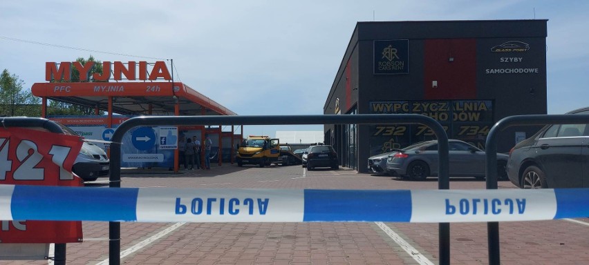 Strzelanina na myjni samochodowej przy ul. Rokicińskiej w Łodzi. Mężczyzna postrzelony w głowę. Zatrzymano 4 osoby ZDJĘCIA