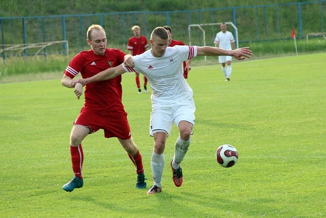 Błażej Miller z Granatu Skarżysko (w białym stroju) dzięki dwóm bramkom wysunął się na pierwsze miejsce w klasyfikacji strzelców klasy okręgowej