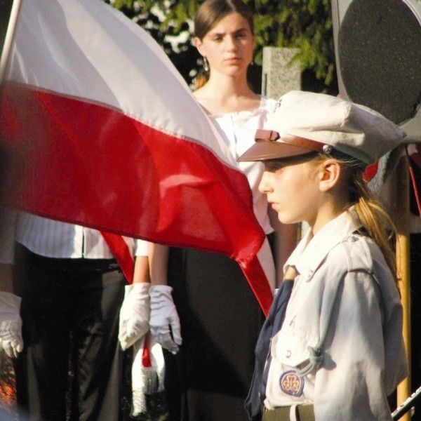 W uroczystościach wzięło udział kilkuset bielszczan. Nie zabrakło harcerzy, którzy pełnili warty przed pomnikiem oraz pocztów sztandarowych z bielskich szkół.