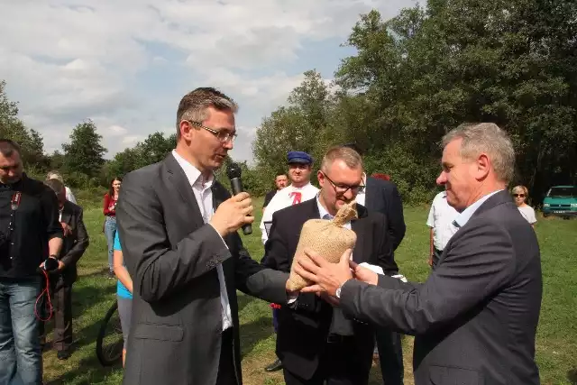 Marszałek Adam Jarubas oraz dyrektor Muzeum Wsi Kieleckiej Mariusz Masny przekazali na ręce burmistrza Pińczowa Włodzimierza Baduraka ziarno, które zostanie zmielone w młynie Bździelu.