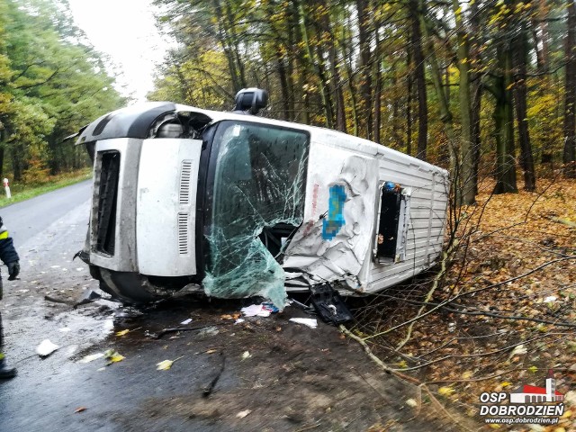 Dachowania na drogach pod Dobrodzieniem.