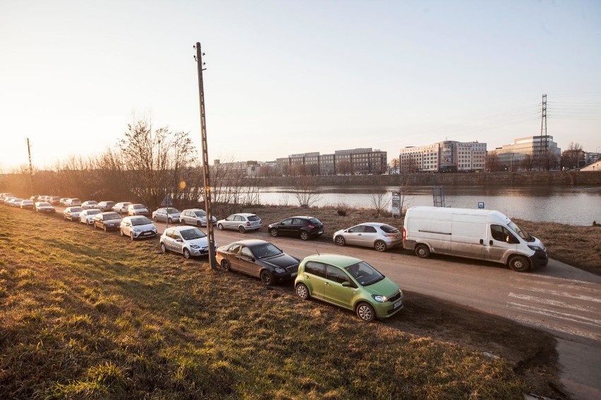 Kraków rozpaczliwie szuka miejsc parkingowych. Auta zajeżdżą zieleń? 