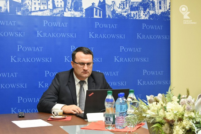 Starosta Krakowski Wojciech Pałka przewodniczył przewodnicząc Powiatowemu Zespołowi Zarządzania Kryzysowego zaznaczył, że obok zakażonych pracowników DPS, obecność wirusa potwierdzono także u trzech pracowników starostwa