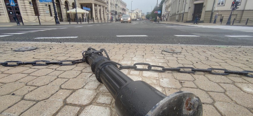 Przewrócone słupki przy placu Litewskim w Lublinie. „Skierowaliśmy sprawę do zarządcy terenu”