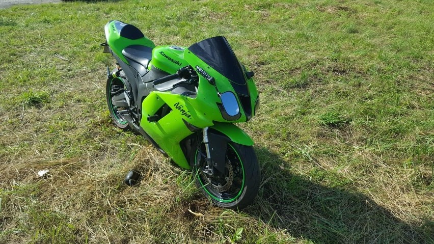 Wypadek  dwóch motocykli na drodze krajowej nr 42 w Pile. Kierowca jednego z pojazdów wjechał do zalewu