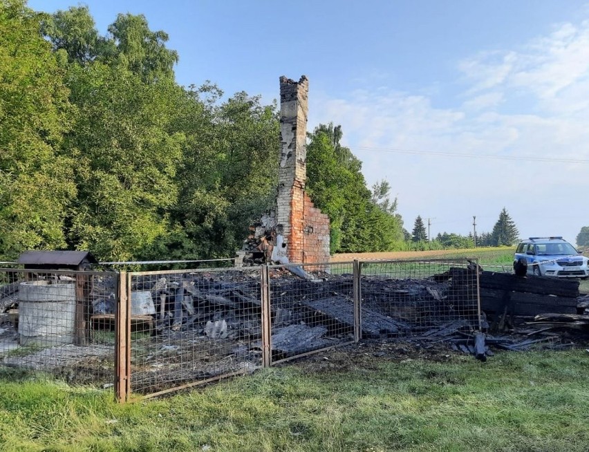 Powiat puławski: Dom spłonął doszczętnie. W zgliszczach znaleziono ciało mężczyzny. Zdjęcia