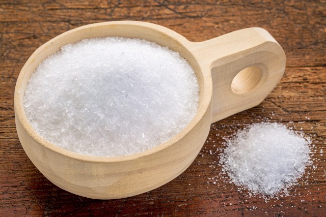 Sól Epsom nie jest zwykłą solą, czyli chlorkiem sodu. W skład soli gorzkiej wchodzi siarczan magnezu, który tworzy całkiem inne, nieregularne kryształy.