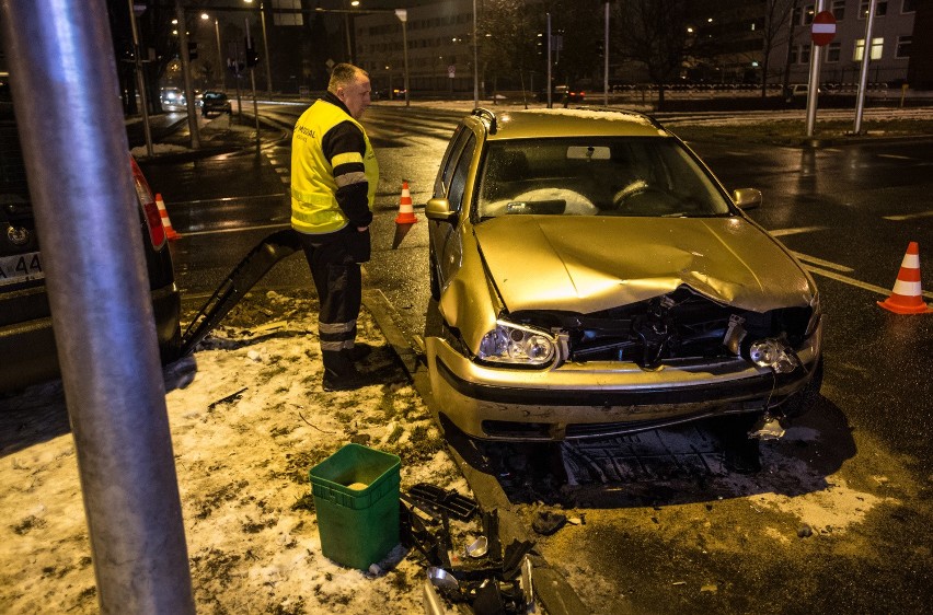 Skutkiem wymuszenia pierwszeństwa była kolizja obu aut.