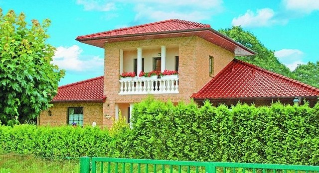 Dom z cegły w słonecznych żółciach na południu Europy