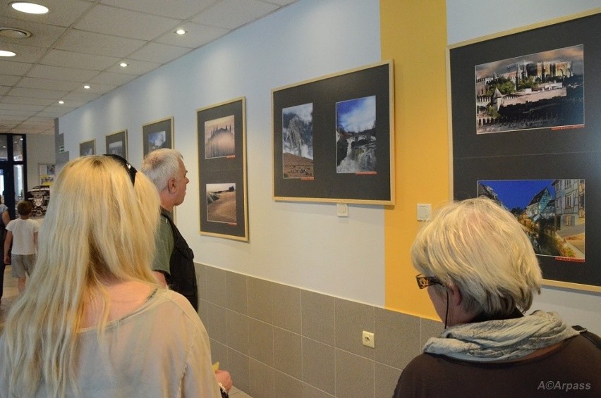 Galeria na basenie znajduje się w holu na piętrze, obok...