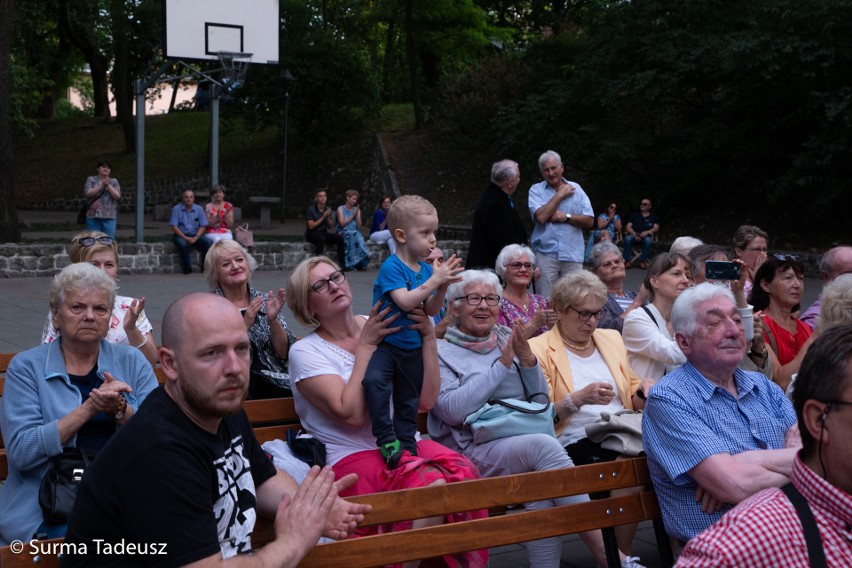 COOLturalne Wakacje 2019 w Stargardzie. Mieszkańcy na koncercie "Rok Moniuszkowski" w teatrze letnim [ZDJĘCIA]