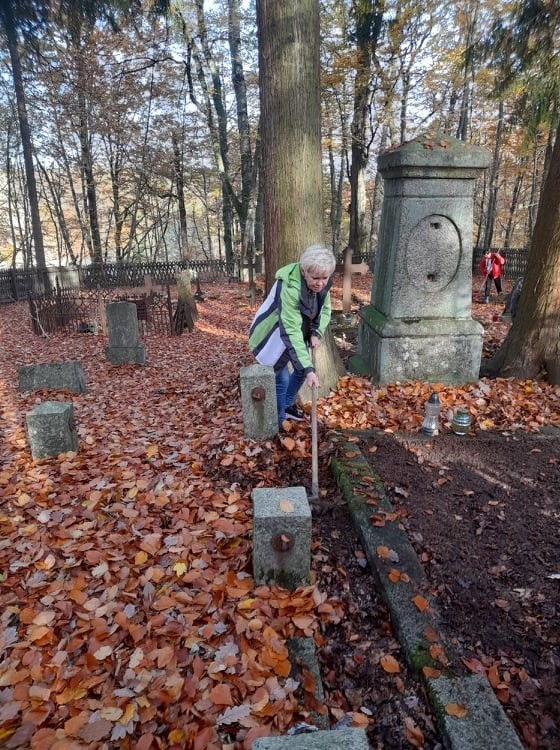 Niezwykły cmentarz leśników uporządkowany. Kłączynianki zadbały o nekropolię. To miejsce wyjątkowe, nostalgiczne, ukryte wśród wiekowych drzew. Na wzgórzu (ponad dwieście metrów nad poziomem morza) kryjące niezwykłą historię... To chyba jedyna na Pomorzu tego typu nekropolia.