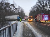 Zderzenie na drodze krajowej nr 94 w Falmirowicach. Osobowy opel zderzył się z ciężarowym DAF-em, który wyjechał z drogi podporządkowanej