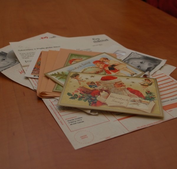 W liście z fundacji "Maciuś" był wstrząsający raport o głodzie, kartki świąteczne, naklejki i blankiet, przy pomocy którego można wesprzeć organizację.