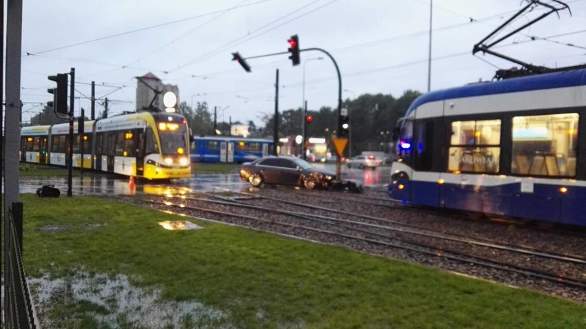 Wypadek na rondzie Czyżyńskim. Pijany złodziej zablokował ruch tramwajowy w Krakowie [ZDJĘCIA]