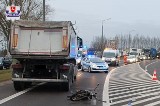 W Radzyniu Podlaskim rowerzysta wjechał pod ciężarówkę. Ranny mężczyzna trafił do szpitala