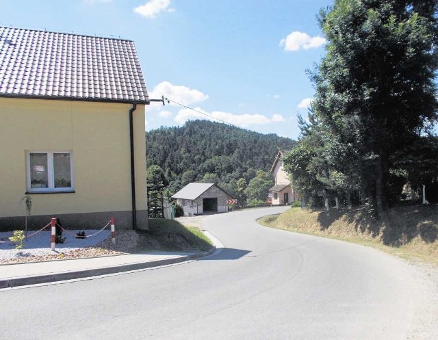 Tak wygląda dojście do przedszkola (budynek po lewej) w Bęczarce